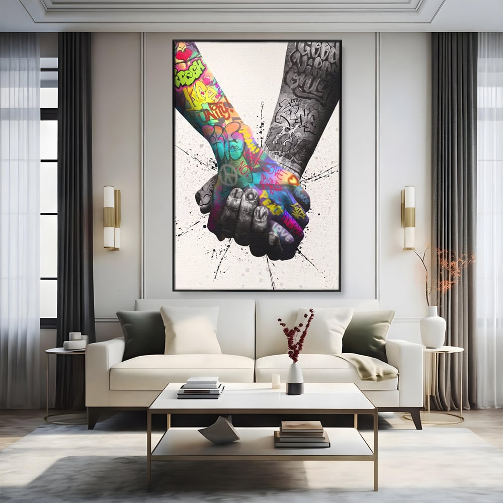 Tablou canvas cu tablou canvas cu maini desenate in stil graffiti, in rama de aluminiu negru, pe perete intr-un living